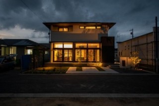 夜のライトアップに平行線ラインが尊重するミサワデザイン・工業化住宅の家☆